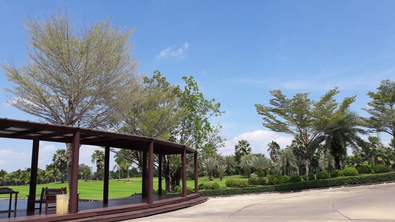 Suwan Golf & Country Club Guest House Nakhon Chai Si Екстериор снимка